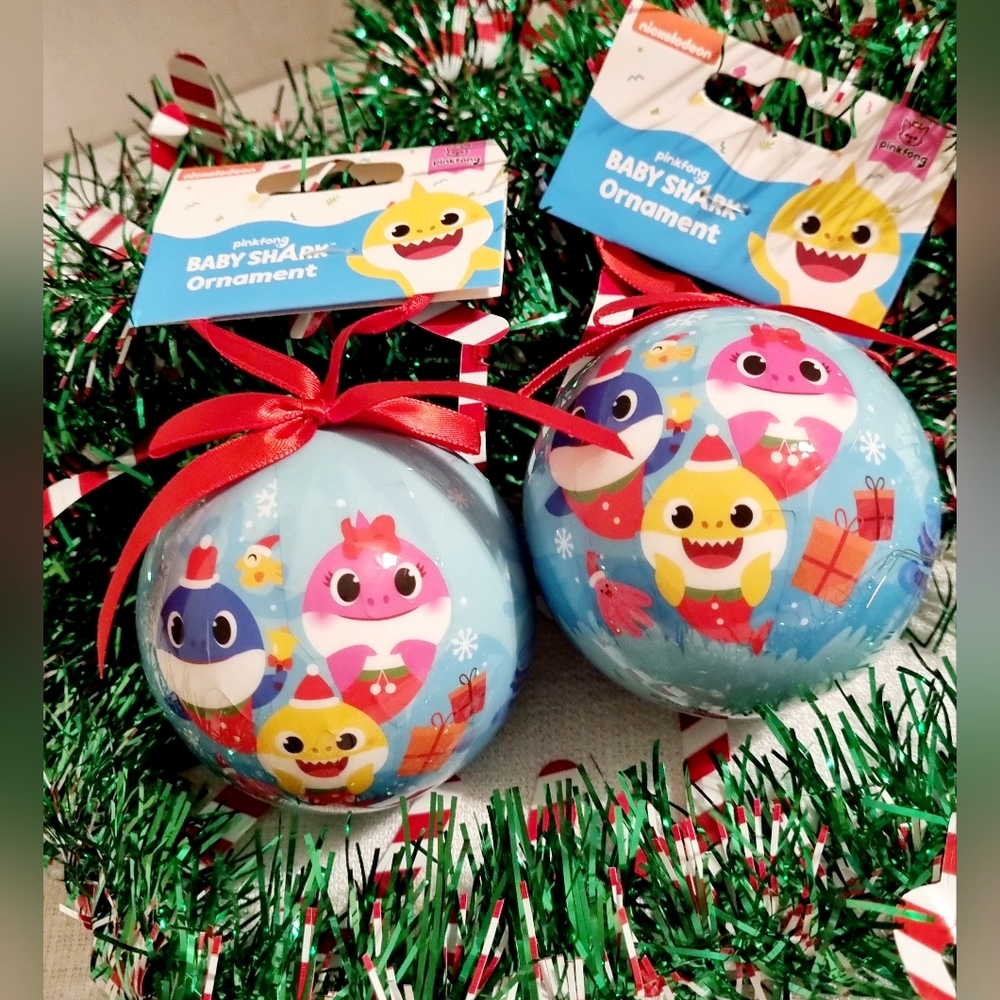 New 2 pc Nickelodeon Baby Shark Mommy Shark & Daddy Shark Christmas Ornament Set